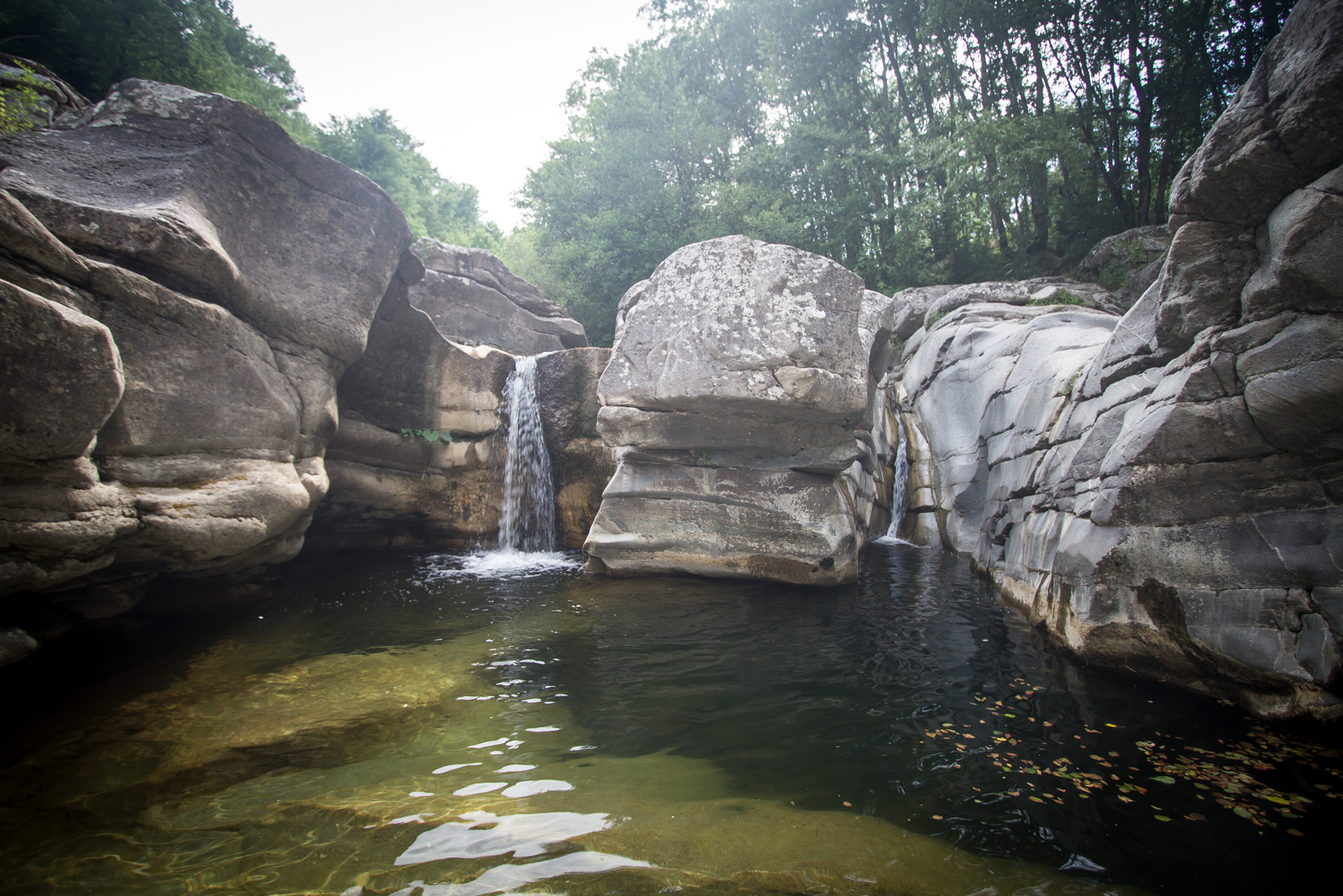 Le cascate hanno scavato delle piscine di acqua fresca.