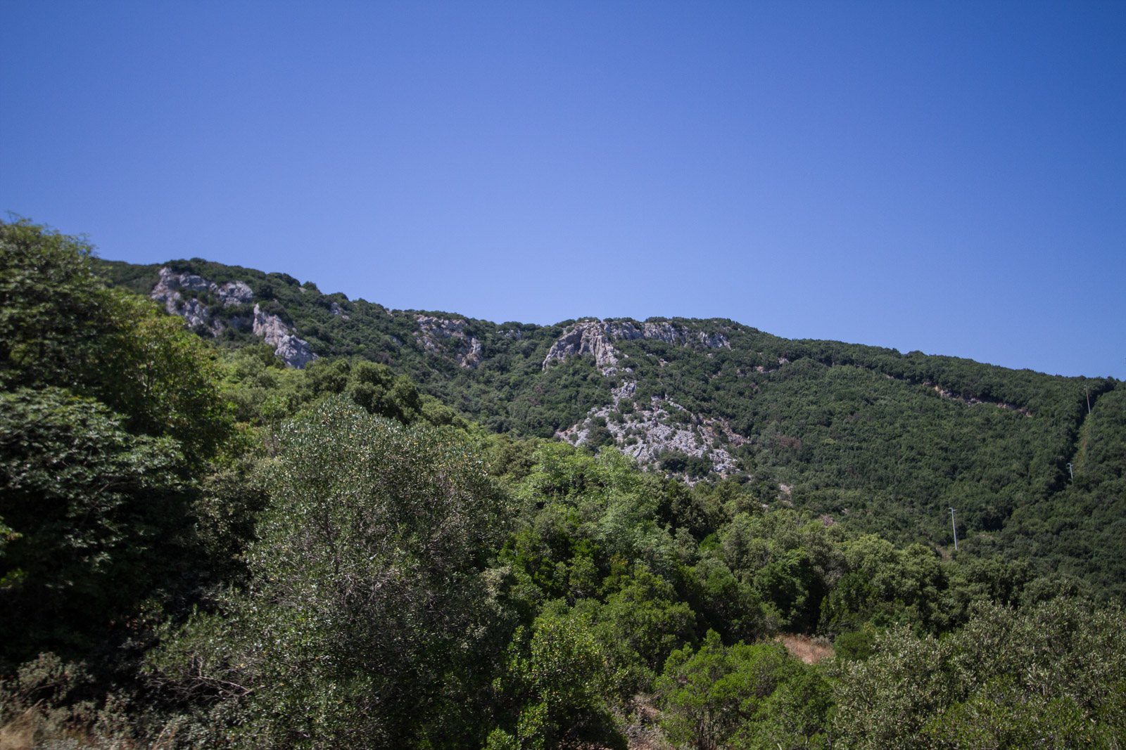 La veduta in lontananza della parete di roccia del Monte Calvo, nella parte che guarda il piccolo paesino di Ravi.